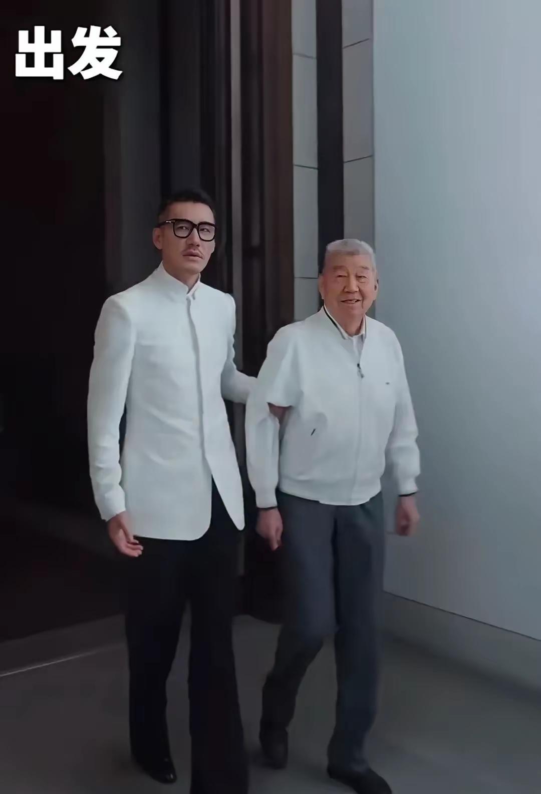 真是虎父无犬子！近日，胡兵携父亲一同参加活动，让我们得以窥见他们父子相处的温馨