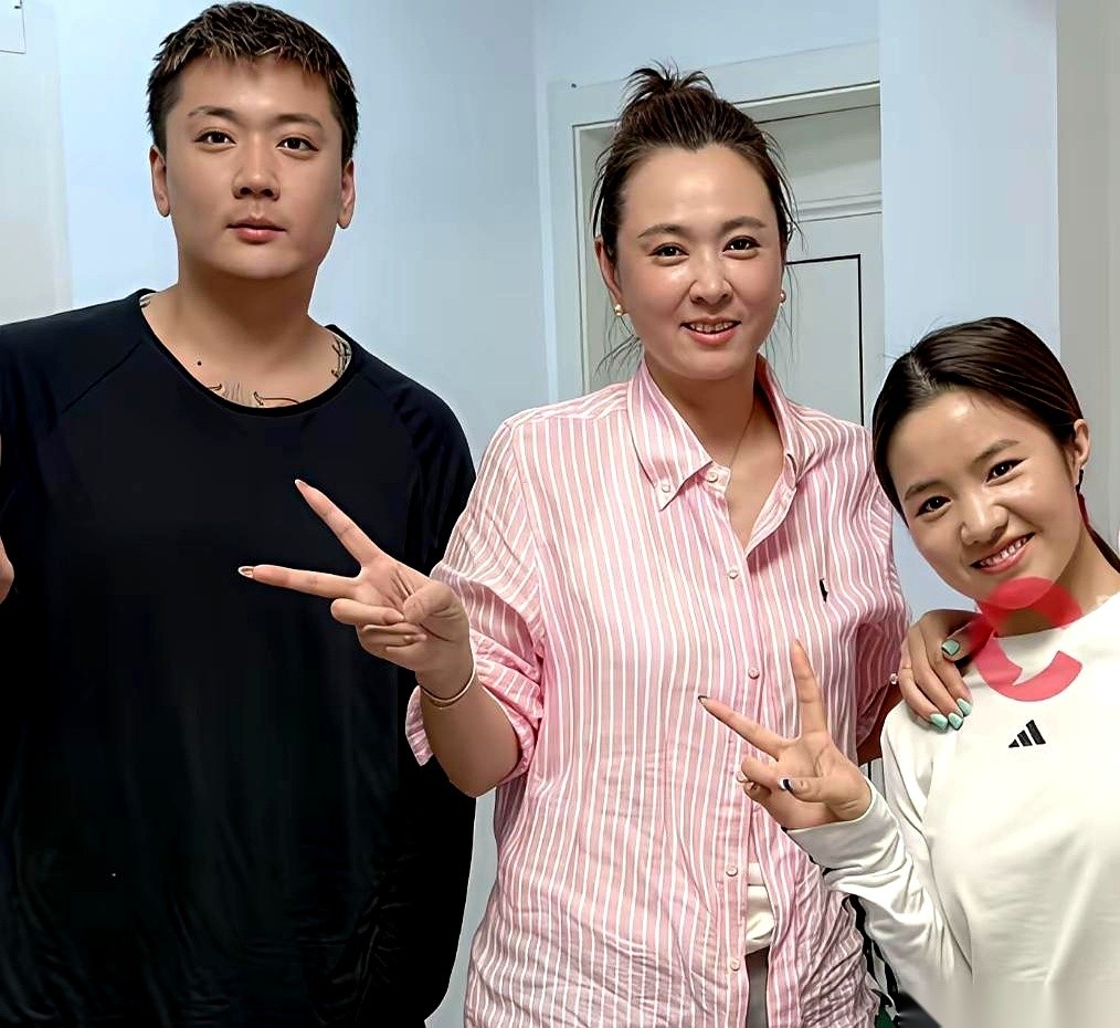 23岁的李勒优毕业后做起了自媒体。晋妈现在疼不疼她，全看她身上有没有名牌首饰以及名下有没有房车。双方