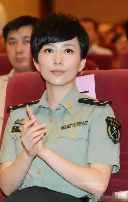 她从事表演有二十多年，端庄美丽大气，长得比李小冉好看，演技又不输孙俪，但是怎么样