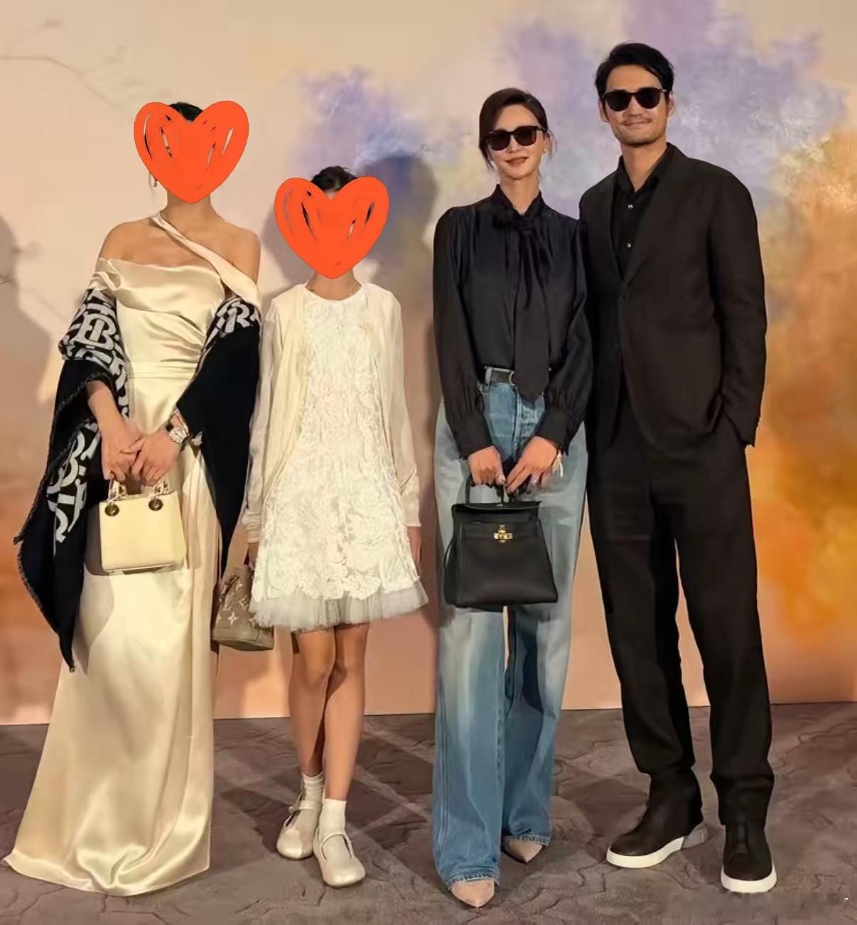 参加奚梦瑶何猷君婚礼的女明星里，​我最搞不懂的就是张歆艺了，​看看金莎，陈乔恩等其他女明星都是穿着漂