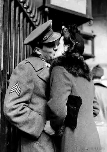“您可以再吻我一次吗？”1944年，在德国721细菌研究所的牢房里，一位女子向亨