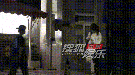 周冬雨深夜访友结束离开路透图​​​