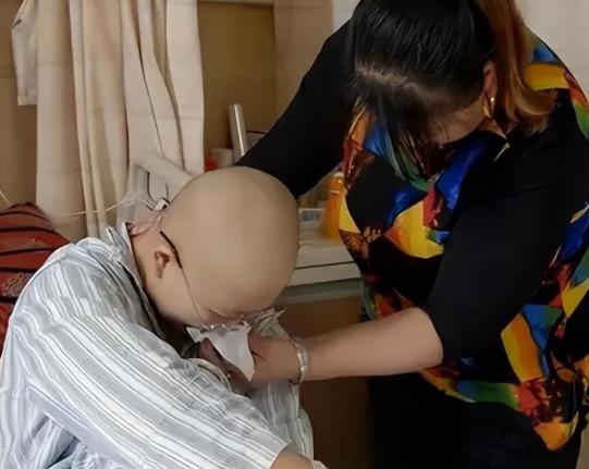 “我凭什么该死？”河北癌症女孩治病花掉200多万，亲戚轮番劝放弃，继父直接