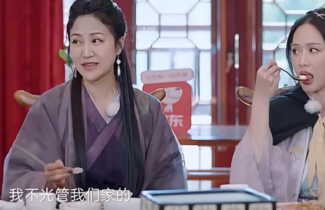 鲍蕾说她是负责管钱的，不光管自己家里的，还管妹妹家里的钱！鲍蕾:“他们特别能乱