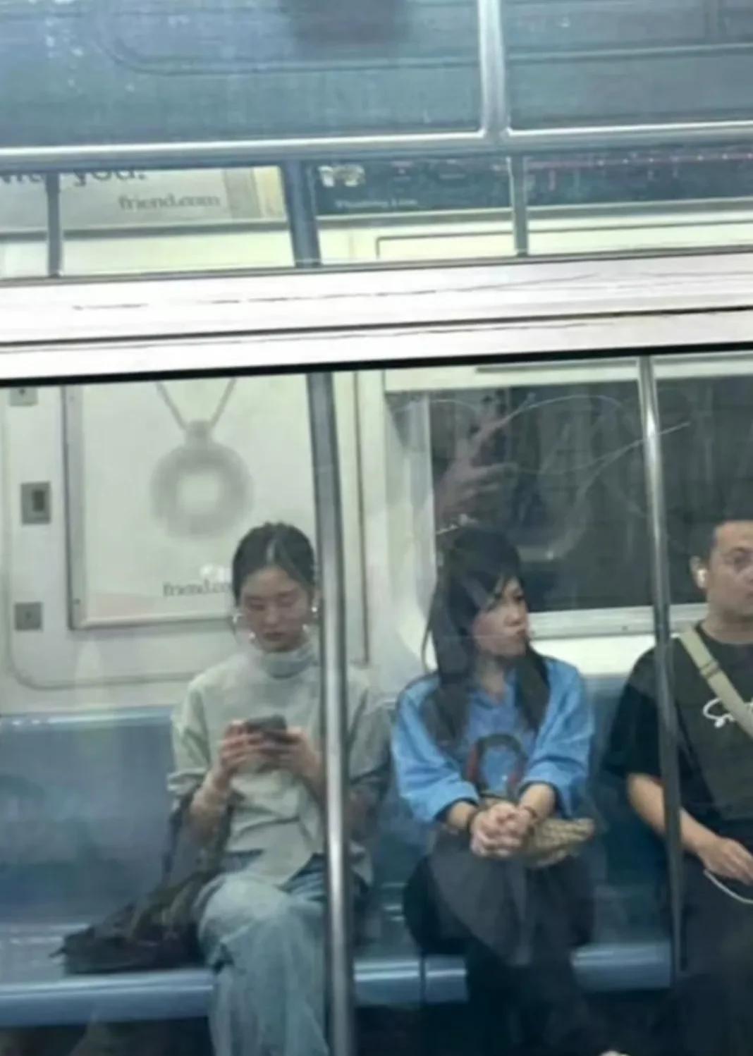 黄磊女儿黄多多返回纽约上大学，现身纽约地铁。她头发扎着，身材纤瘦，显得脸很小，