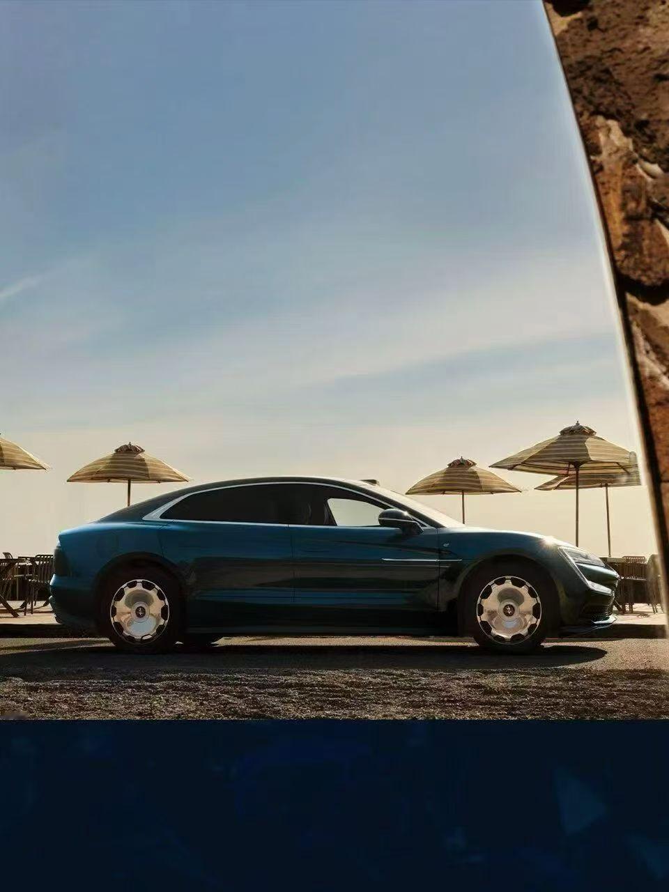 从星河的澄澈取一抹蓝让宇宙的无垠，落在车身之上每一次加速，都像一场星河跃迁全新