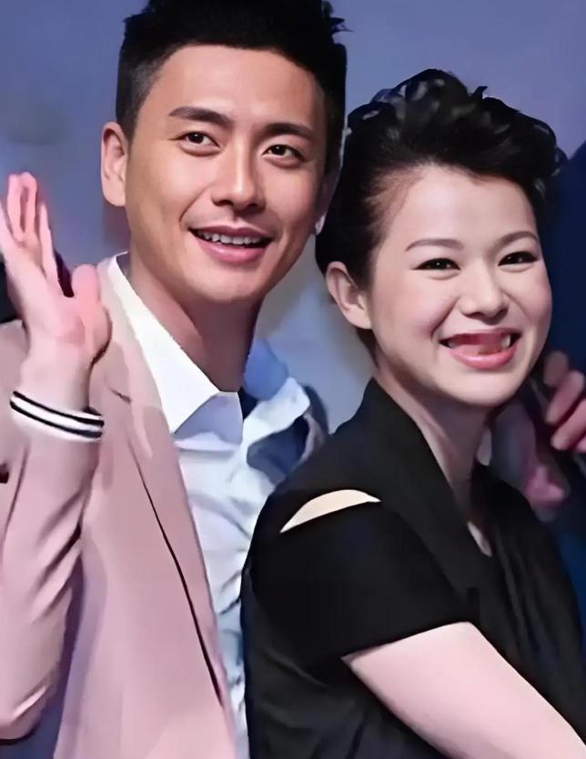 2015年，胡杏儿和黄宗泽同居8年后，带着3000w嫁妆，嫁给李承德。胡杏儿闺蜜