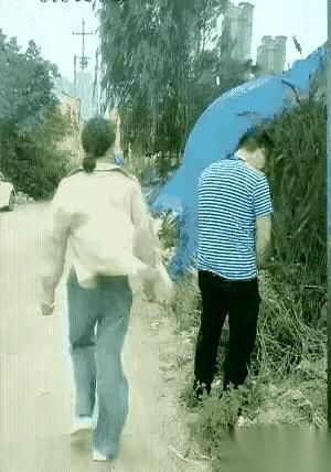 一个男人，背对马路，在墙角图个方便。这事儿不体面，但也能理解。一个女人走过来