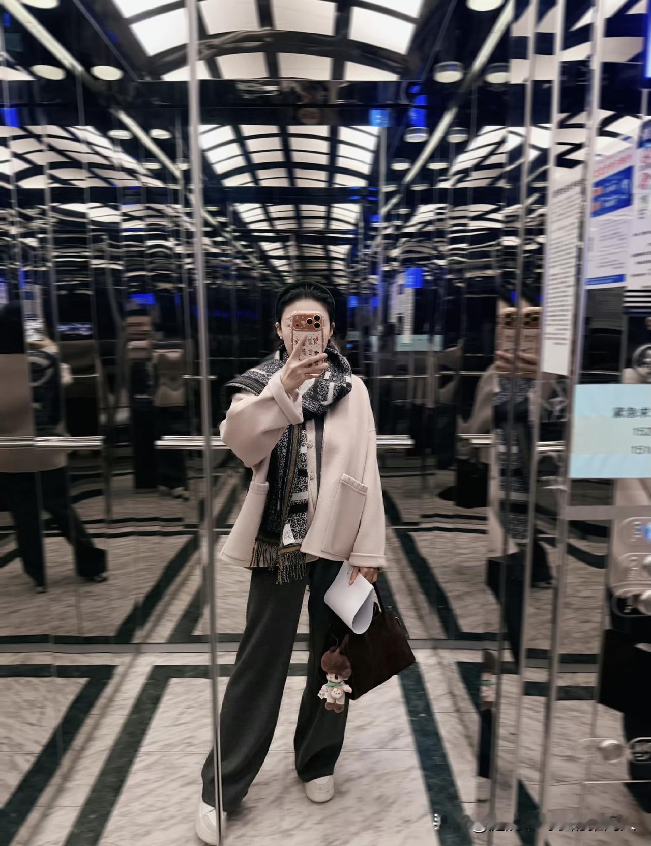 我侄女，今年25岁，揣着最新款的苹果手机，一万多。裹着两千多的羽绒服，用着大几千