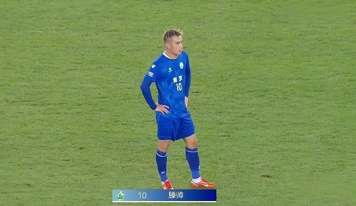 苏超南京队4-0大胜常州队，而球队头号前锋滕帅上演帽子戏法，翻看履历，滕帅曾经是
