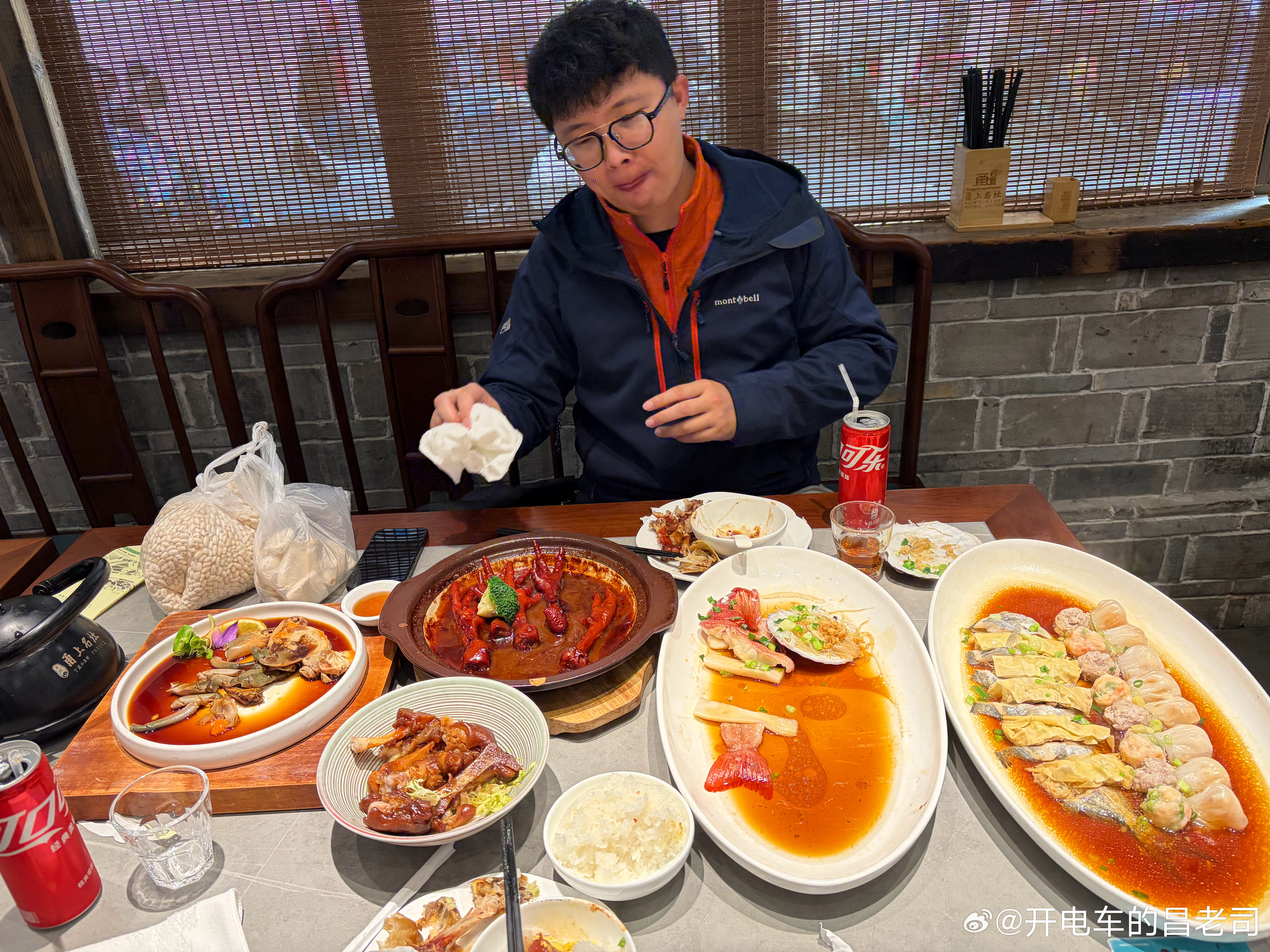 被宁波的物价惊呆了昨晚跟两个人在东钱湖300块到最后要舔汤汁送白饭才吃饱今天中午