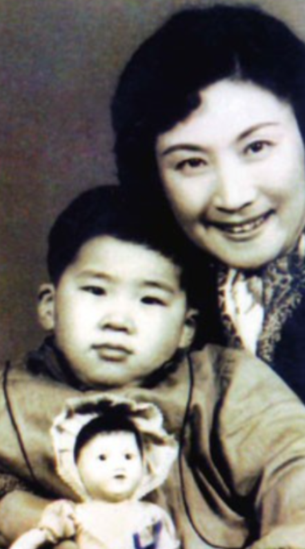 1966年，京剧名伶言慧珠选择结束生命，临终前，她紧握着年仅11岁的儿子的手，跪