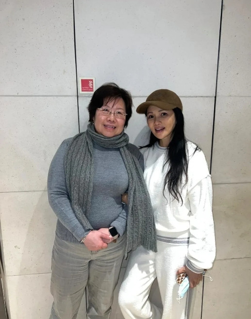 网友在英国偶遇伊能静57岁的她在与友人逛街可以看出是淡妆出镜感觉皮肤水嫩，
