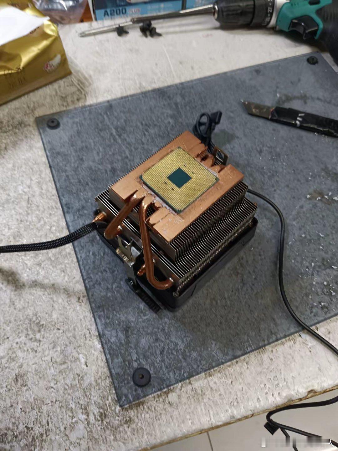 网友们快给我支个招，CPU拆不下来，有啥好招不？