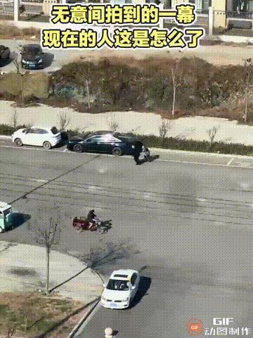 一对情侣在街边吵架，谁料男友突然情绪激动地跑向路中央，然后朝着一辆正常行驶的黑车