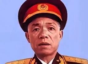 开国上将韩先楚晚年跟儿子聊天，儿子说了句"毛泽东"，韩先楚脸色剧变，抡起手边的拐