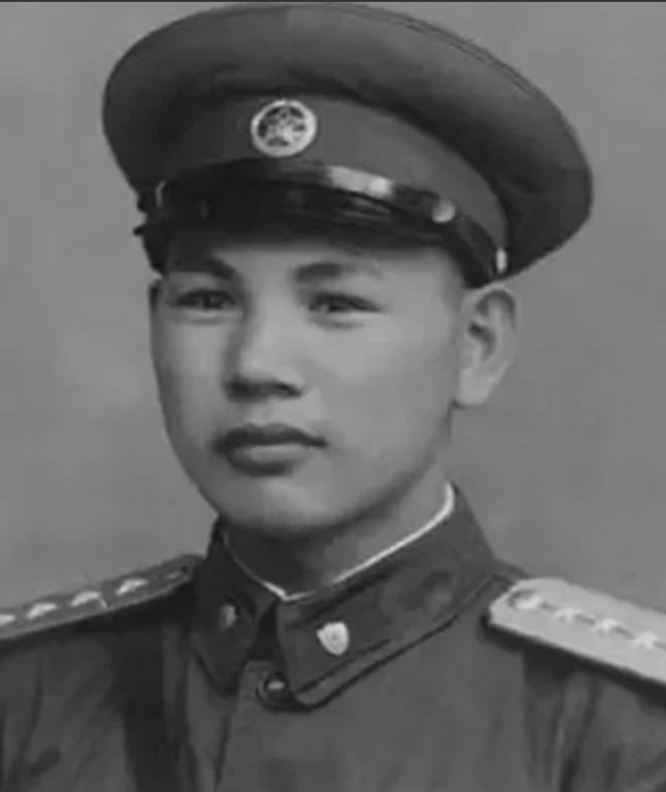 1945年，八路军在公路上伏击日军，排长见日军人数太多，就下令撤退，谁知一个小战