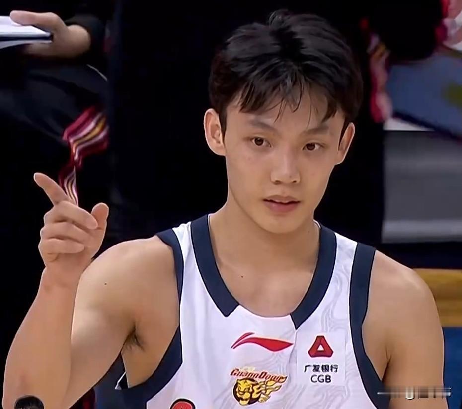 球队大脑！萨林杰谈徐杰：“徐杰是球队的大脑。”“他在场上。”“一切都