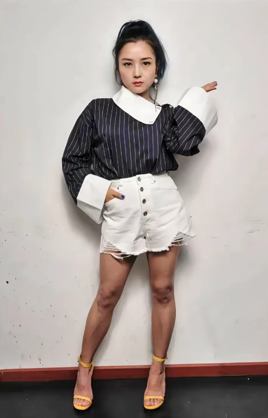 何洁，158cm，一张很美的脸，就是脚有点影响颜值，又胖又黑的，像一双男人的大脚