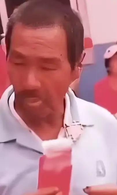 一女子和父亲吵架闹僵，之后，她偷偷与男友结婚没有告诉父亲，父亲得知后，一手拿红包