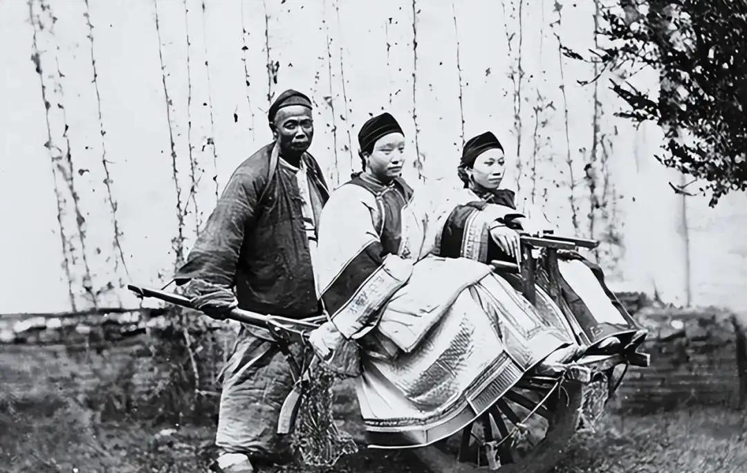 李莲英是清朝末期最有权势的宦官之一，陪伴慈禧太后近五十三年，是清末最有权势的宦官