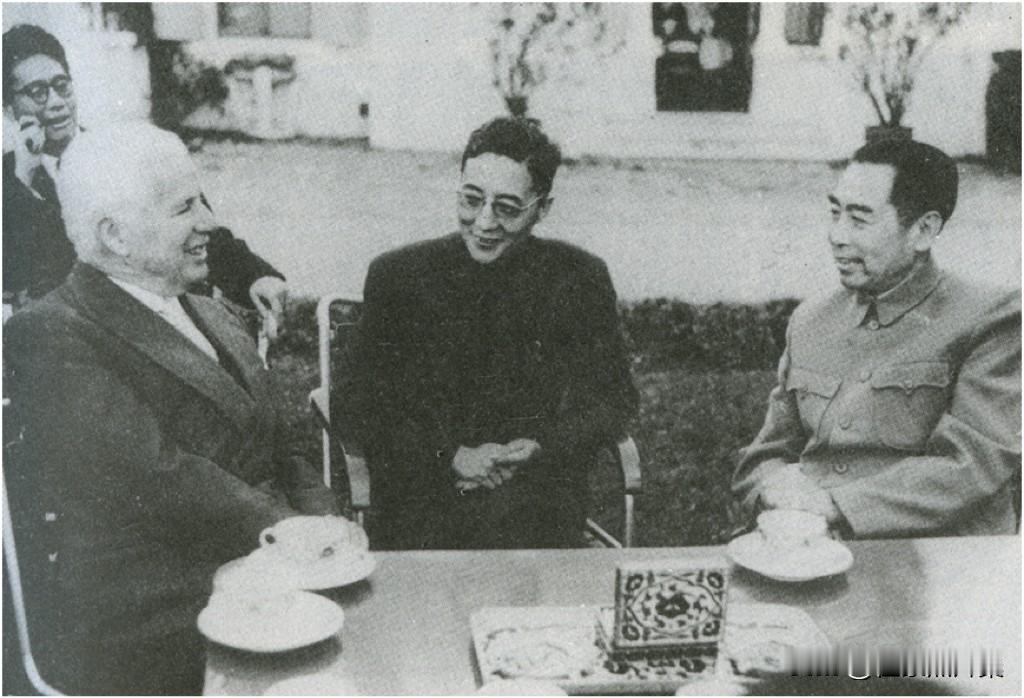 1954年7月18日，日内瓦会议期间周恩来总理宴请卓别林，中为翻译章文晋。周恩来