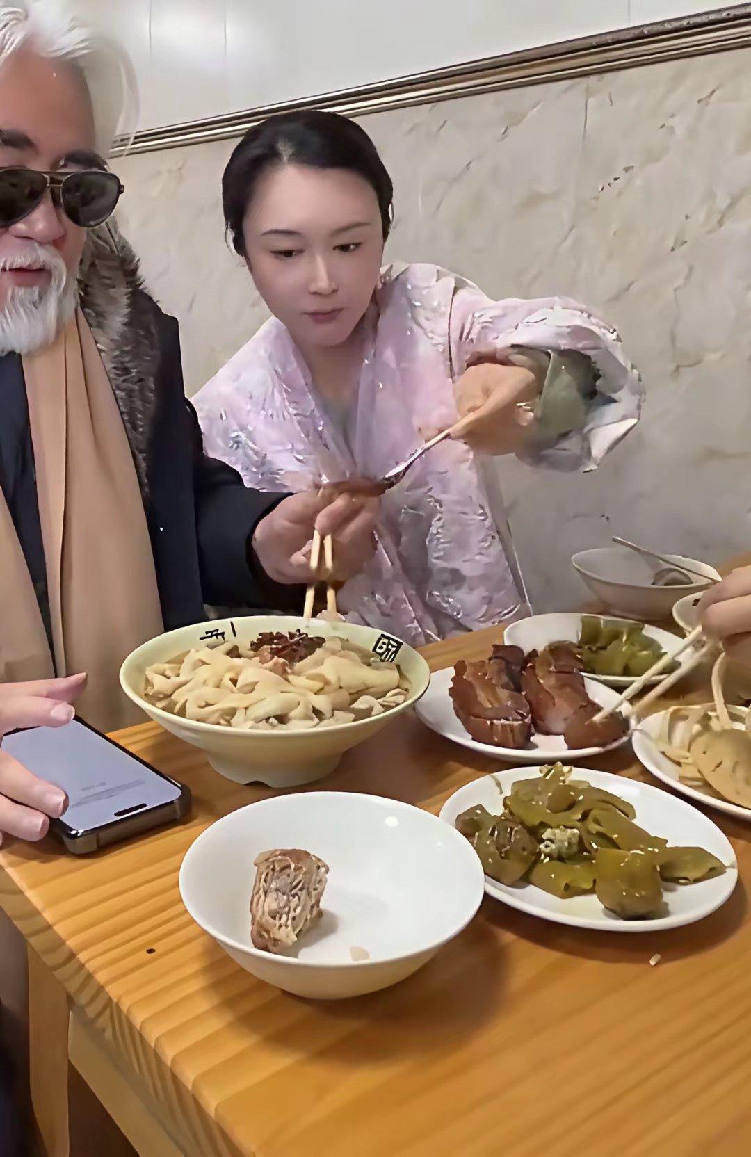 羡慕呀，看张导这饭量…一定还能再导几部大片！精神耀烁，为张纪中老师点赞👍🏻