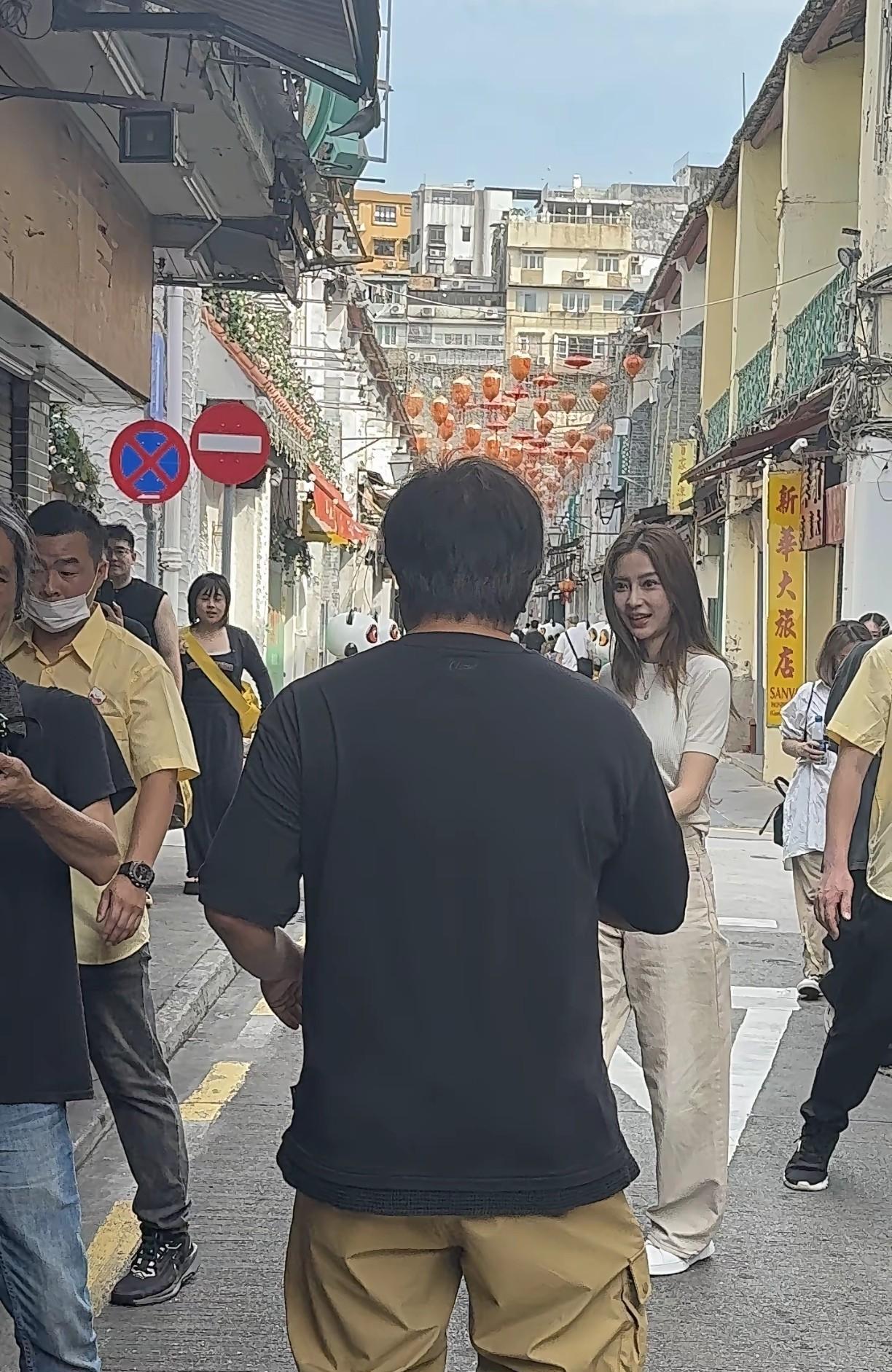 网友偶遇杨颖，貌似杨颖正在工作，类似于街拍或者录视频之类的。许久未见的杨颖，还是