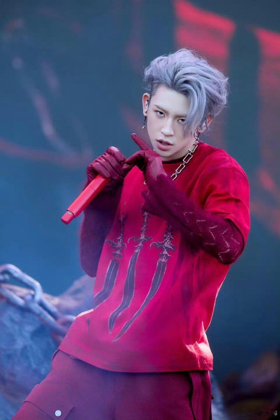 小鬼嘻哈界的漫画脸当嘻哈魂遇上漫画脸——小鬼完美融合两种极致！舞台上气场全开