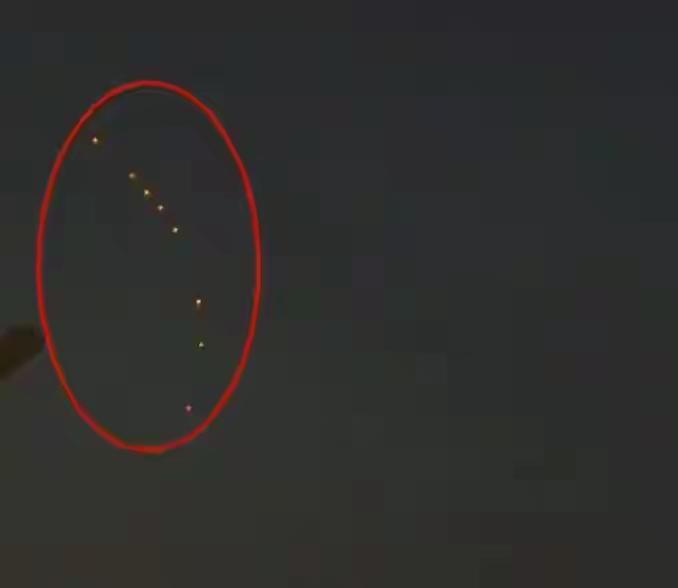 九月夜空连现“神秘光点”？山东河南的UFO，真相没那么玄乎刚进九月，山东、