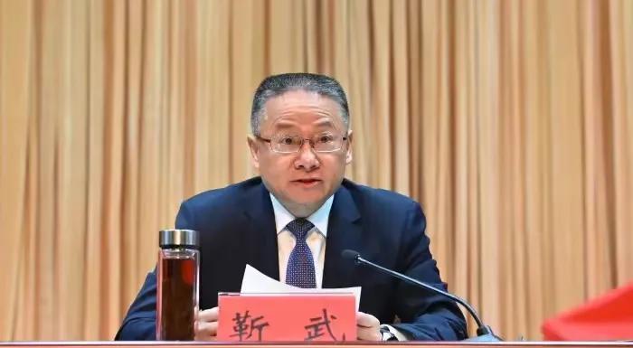#主持警示大会1天后县委书记落马#这真是一个巨大的讽刺！前一天石台县委书记靳