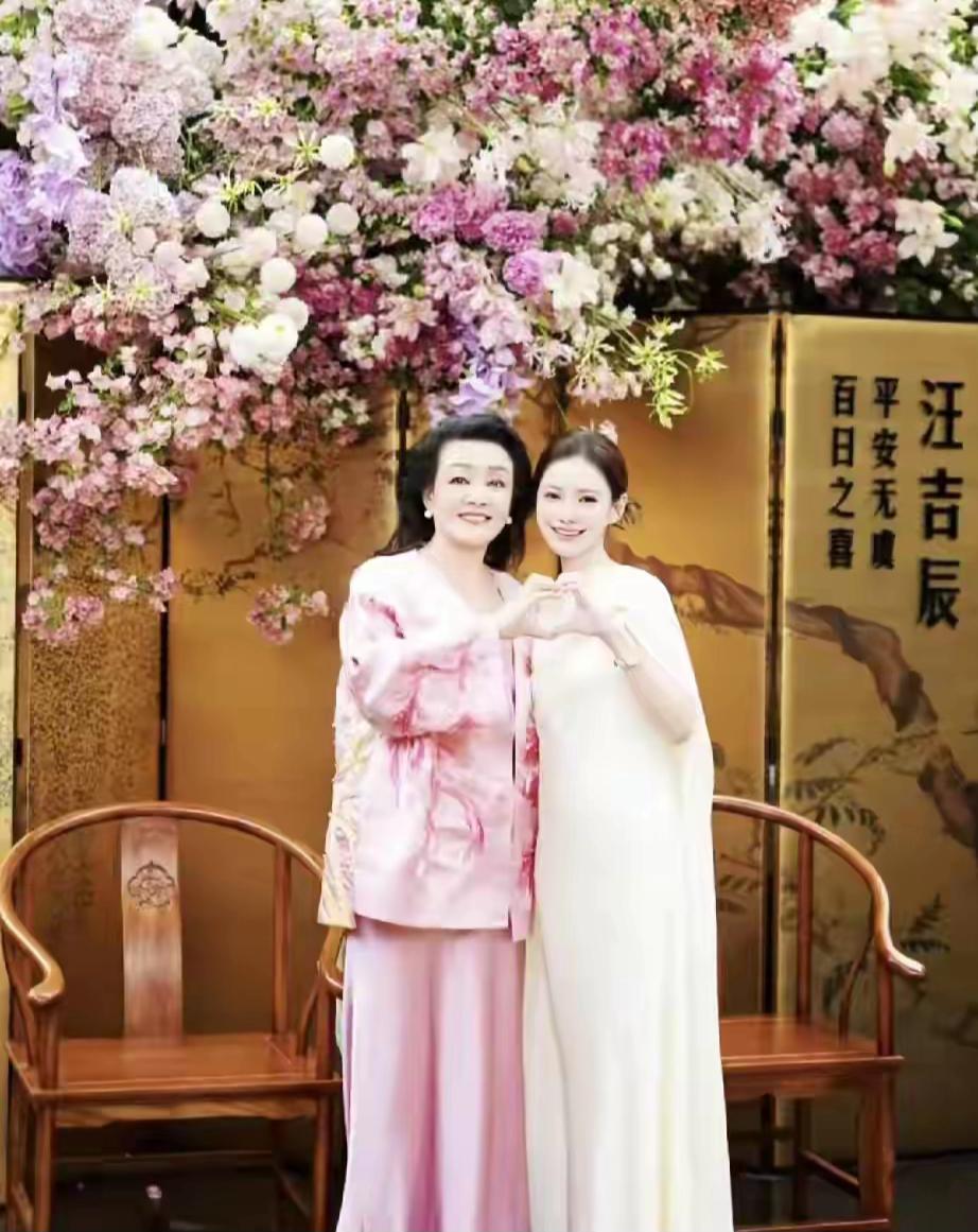 张兰在小孙子汪吉辰的百日宴上很低调，她没有和亲家母合照也没有和汪大爷合照，只和儿