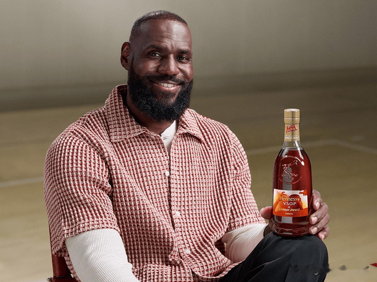 话说这老詹都41岁了，咋还这么猛呢。场均21.7分5.7个篮板6.8次助攻，这他