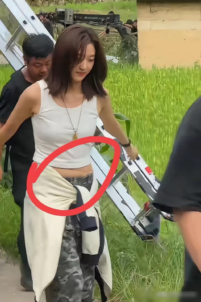 孙千被骂有小肚子，结果热搜第一的评论是那是裤腰勒的。镜头怼着腰拍，一条高腰牛仔裤，硬生生把一层薄薄的