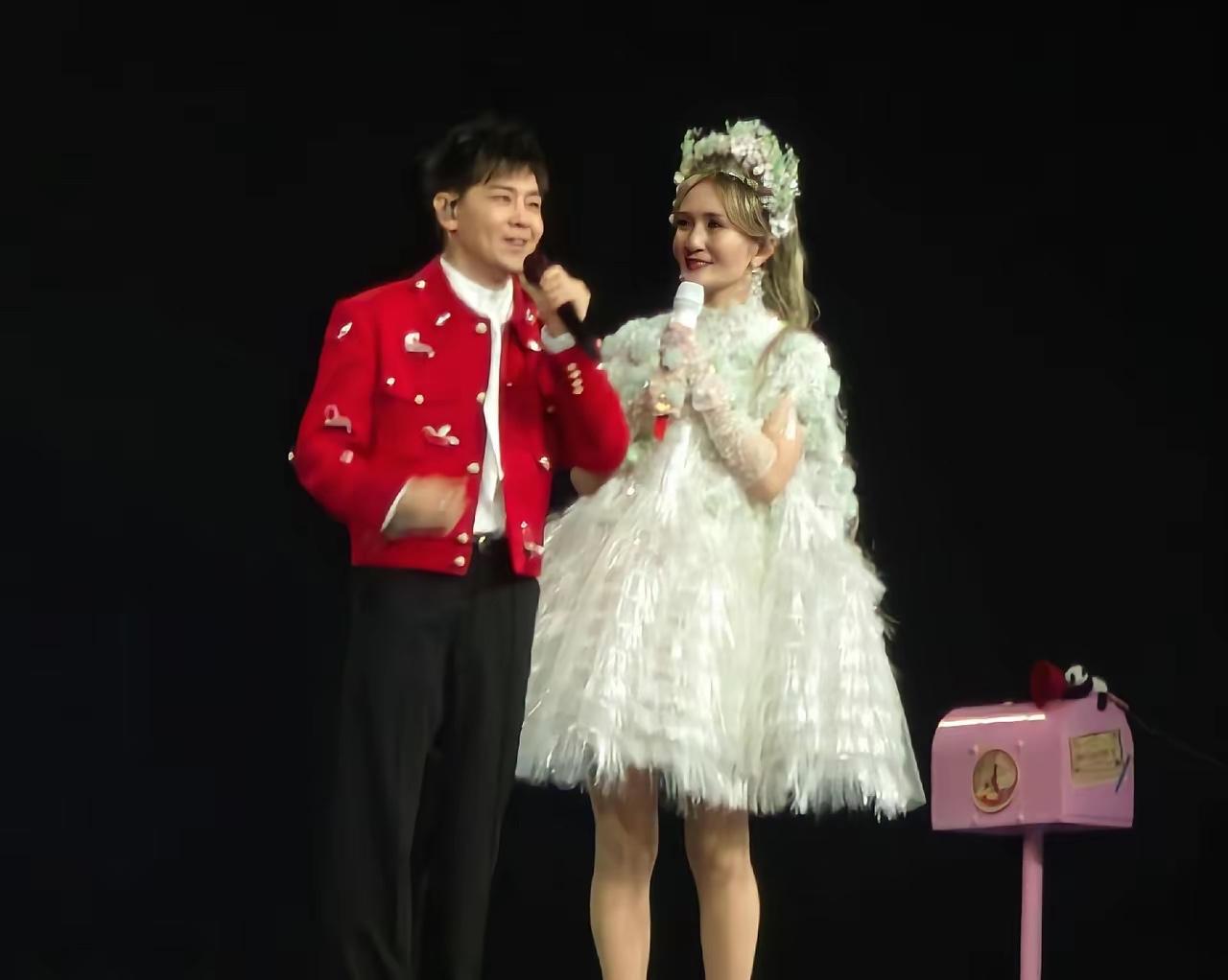 谢娜在演唱会上也太幸福了吧！请来了自己学生时代最喜欢明星林志颖。还有自己最好