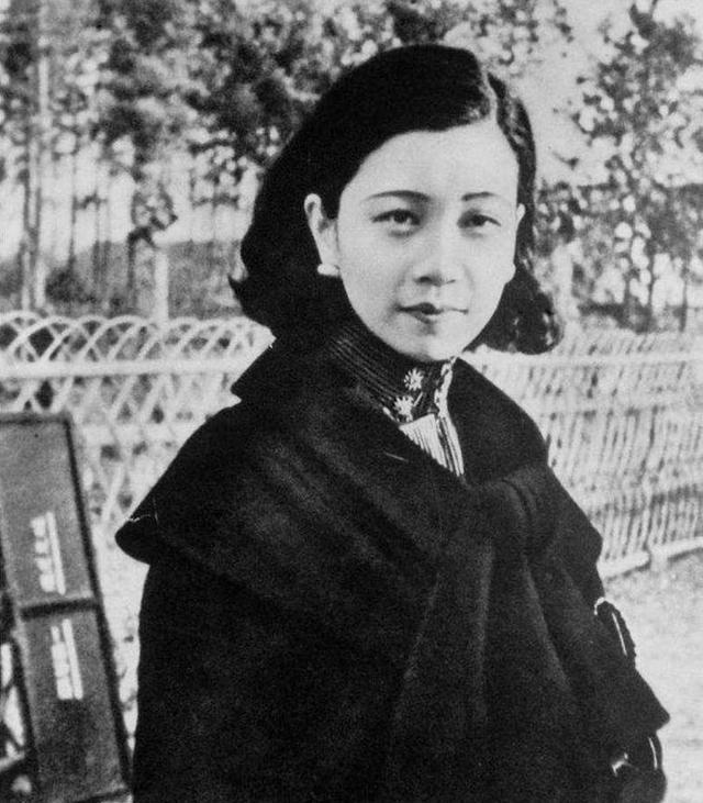 1940年，于凤至胸前严重溃烂，抛下丈夫张学良赴美治病。她憔悴走下飞机，正茫茫然