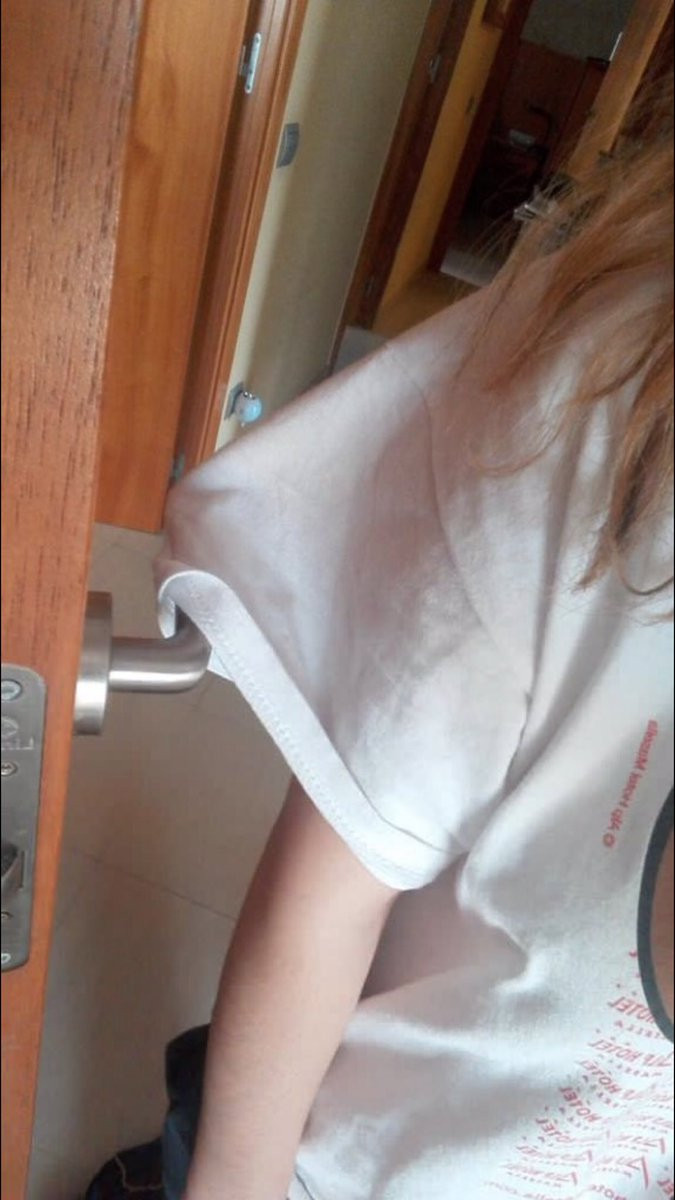 夏天在家穿宽松大T恤时总会这样~海外新鲜事热点现场