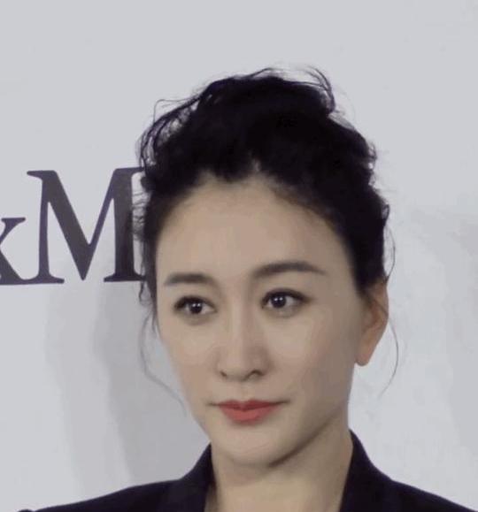 在综艺节目《<em>一路繁花</em>》中，向太与李小冉的<em>一</em>段对话引发热议。当向太问李小冉是否结婚