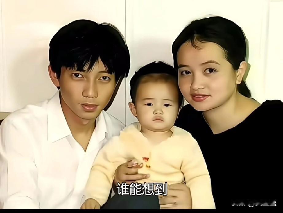 谁能想到，这张一家三口老照片里的小萌娃，如今已是荧幕上闪闪发光的实力派。眉眼从