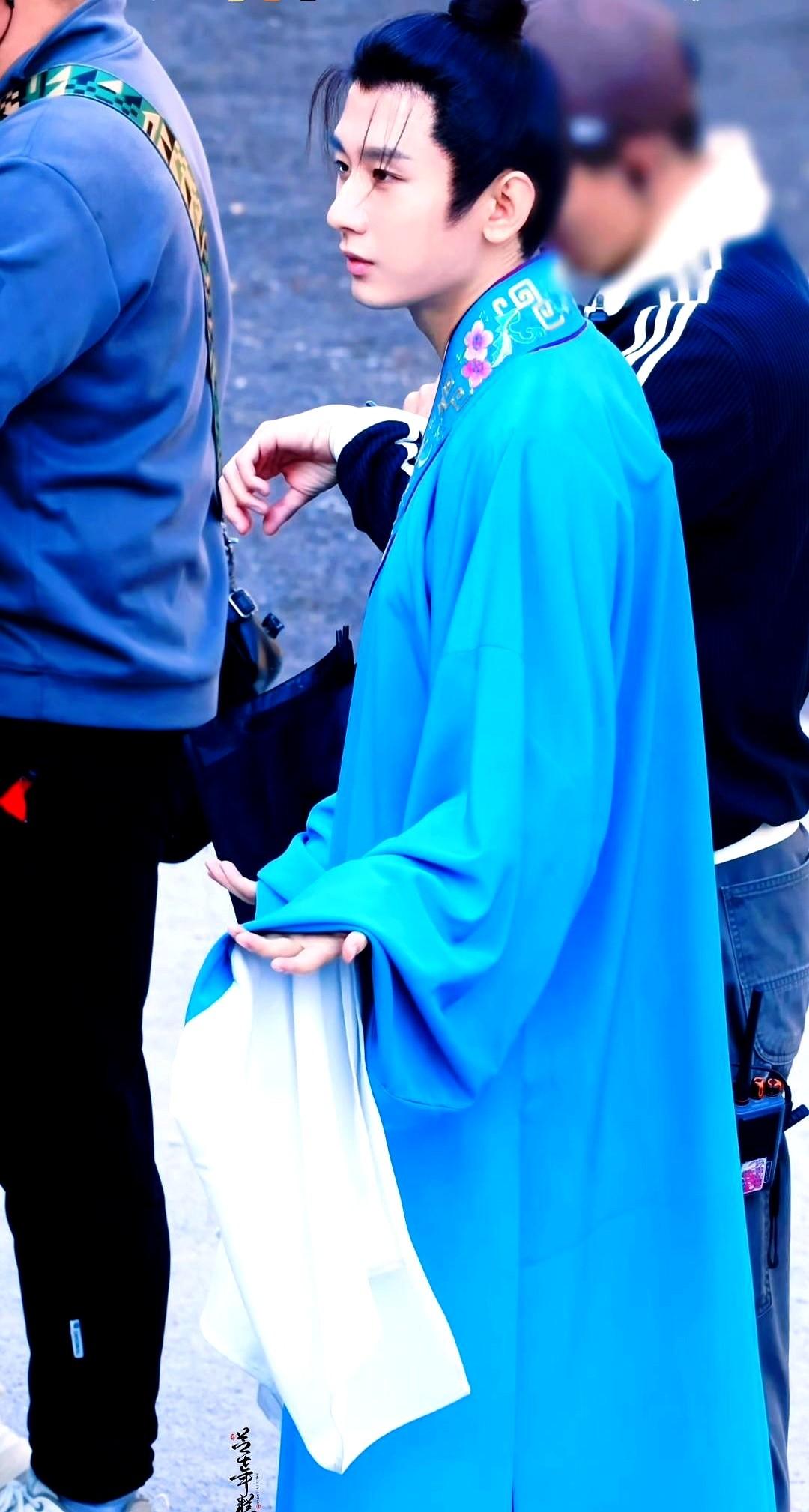 听说《两京十五日》原著里太子要剃光头，粉丝们估计都捏了把汗。幸好剧组手下留情，成