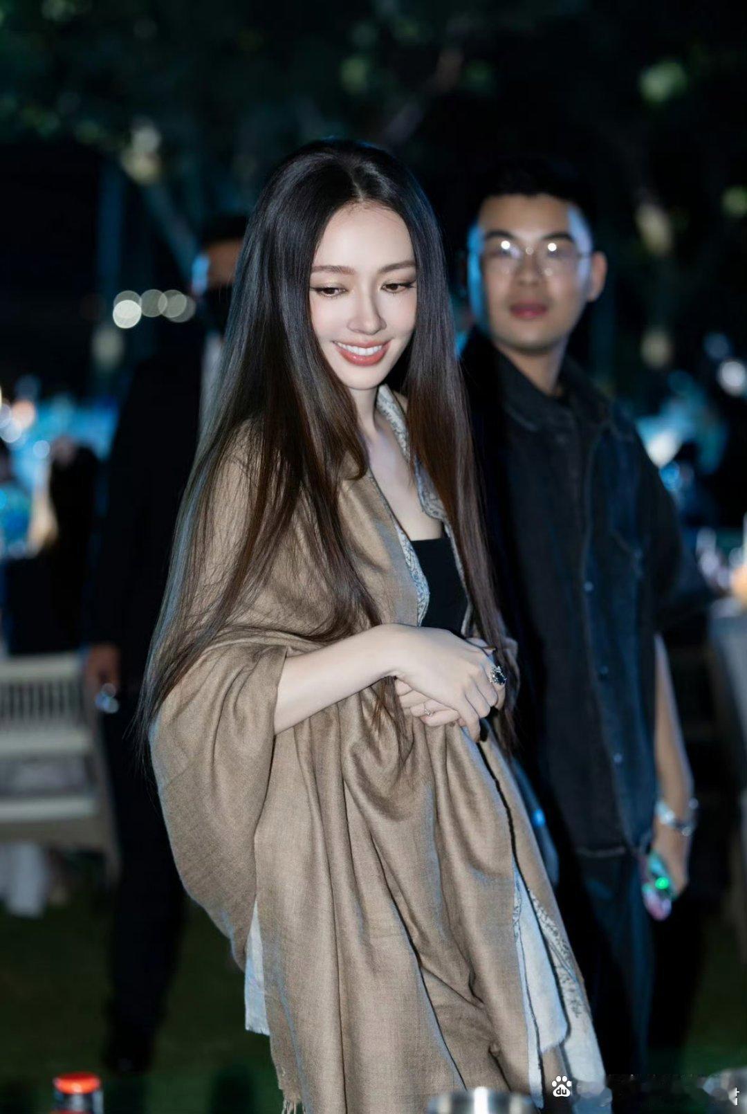 郭碧婷嫁入豪门的发质碧婷黑直长发惊艳所有人！她去参加活动，梳着过肩长发，漂亮又