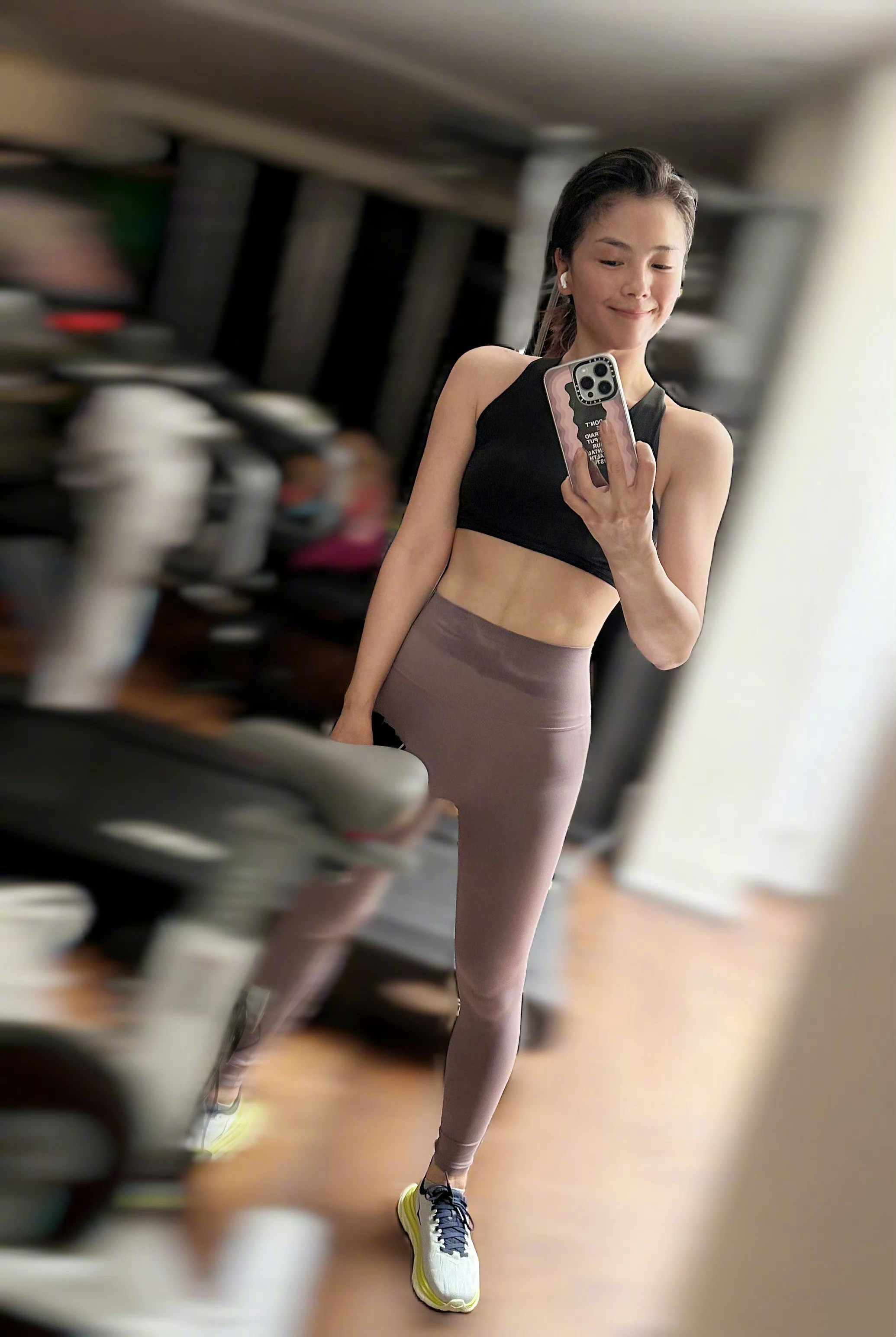 刘涛运动健身照，素颜出镜，身材管理确实非常好。刘涛