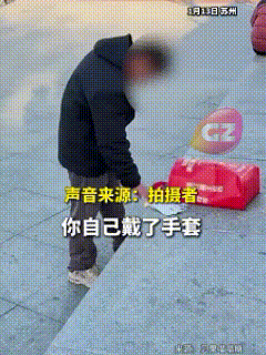“吓出一身冷汗！”江苏苏州，三个小女孩正一起玩耍，身后悄悄跟着个陌生男子，这男的