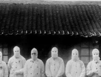 1938年，为了满足自己对女性生殖构造的好奇心，一鬼子军医让人把一女人使劲儿摁