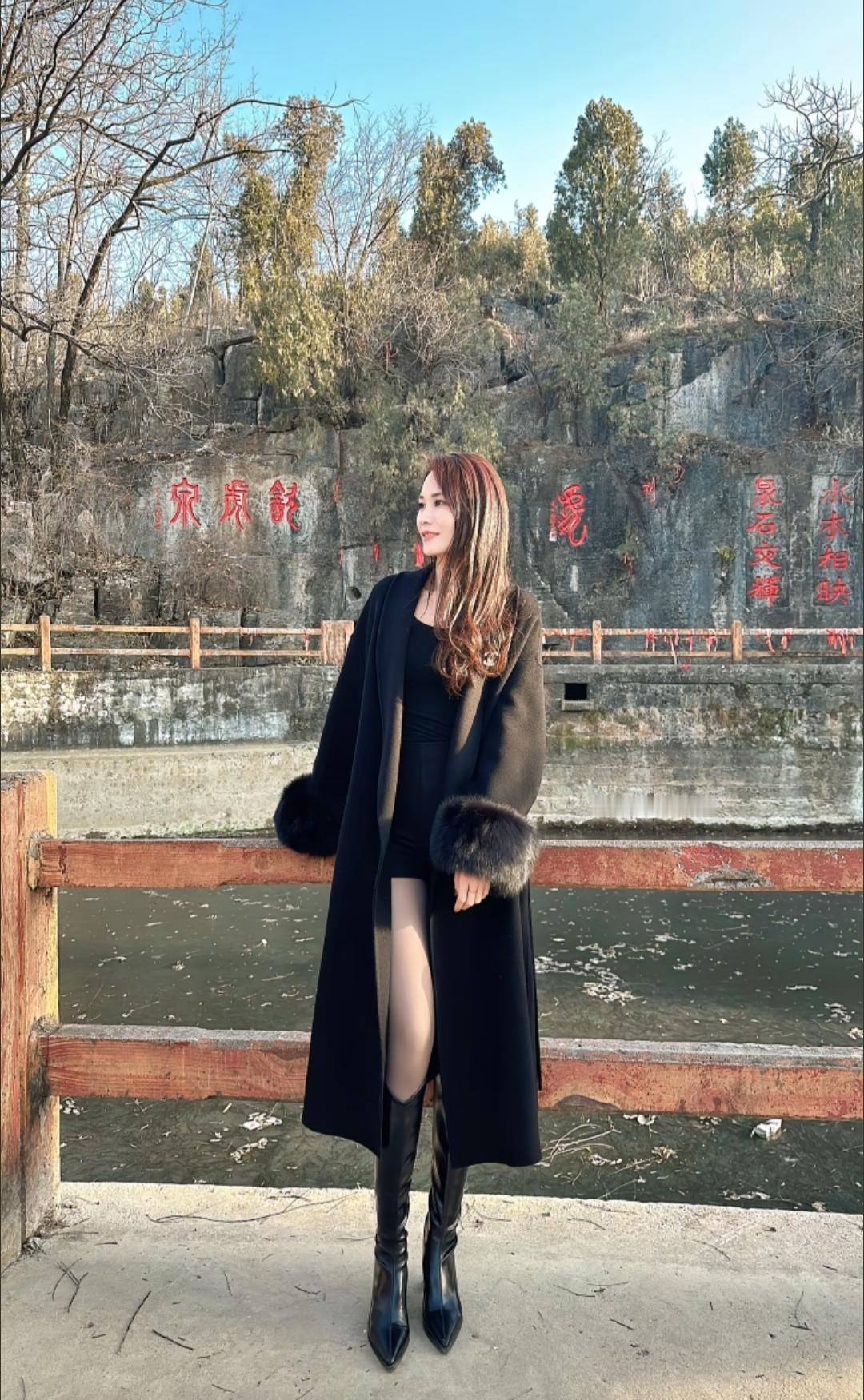 大衣、长靴再加上黑透肤的神器，这身穿搭怎么样？