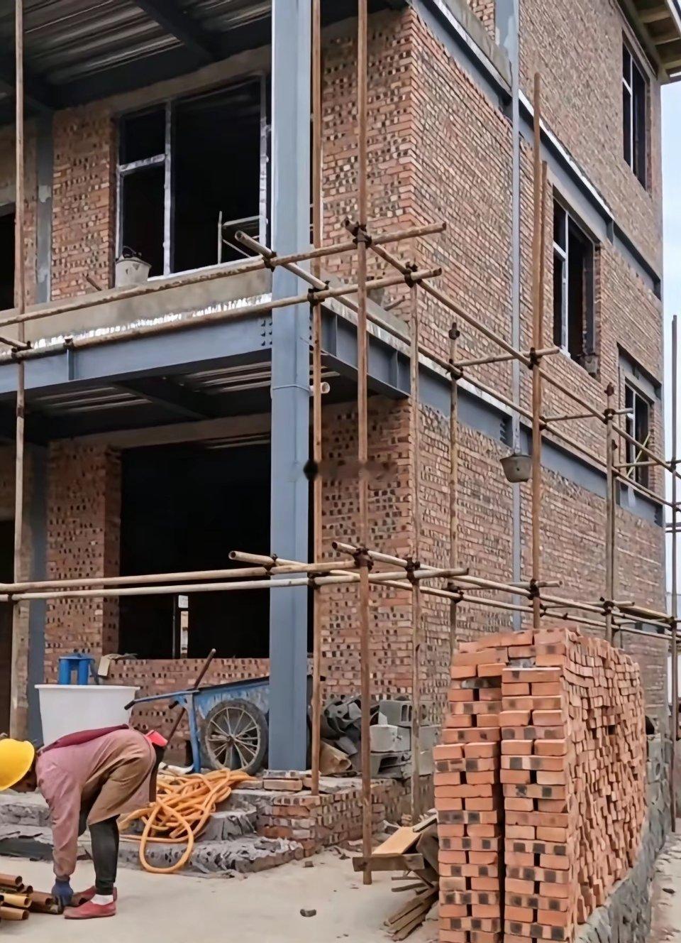 现在农村建房卷出新套路，重钢别墅也来凑热闹了！整栋房子全靠粗钢梁钢柱扛荷载，红砖