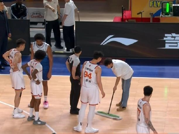 cba40分钟比赛，足足打了3小时！！！落后偏逢连夜雨！在新疆伊力特主场惨败