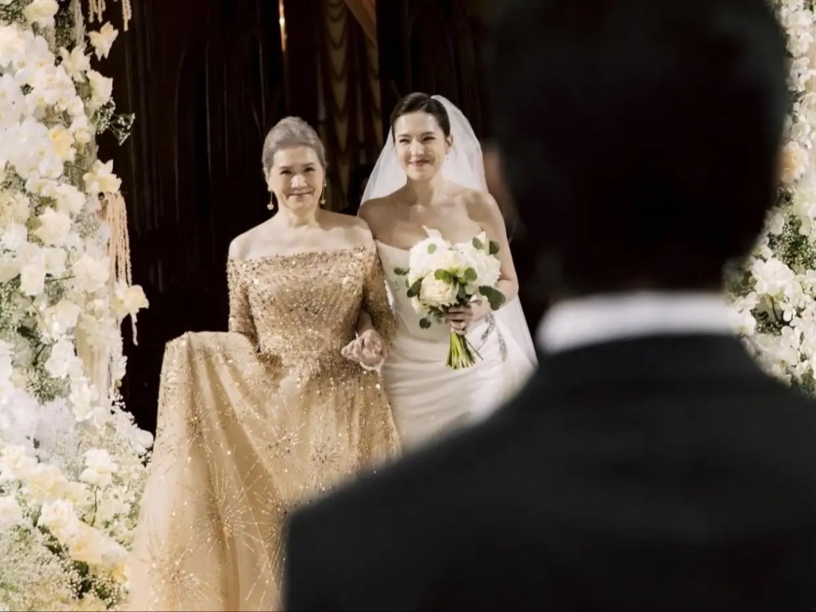 许玮甯妈妈参加女儿婚礼，原来她这么好看啊！还以为许玮甯这么漂亮，完全归功于她是混