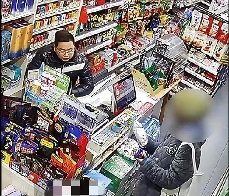 江西萍乡一小卖部老板为精神失常女子免单3年多，女子是附近居民，因为遭遇变故，精神