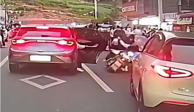 家长违停孩子开门杀撞人后逃逸? 交警回应